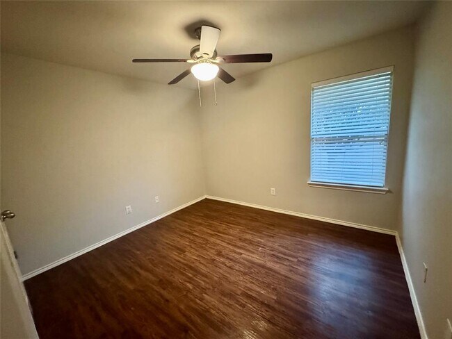 Building Photo - 205 Bluebonnet Tr