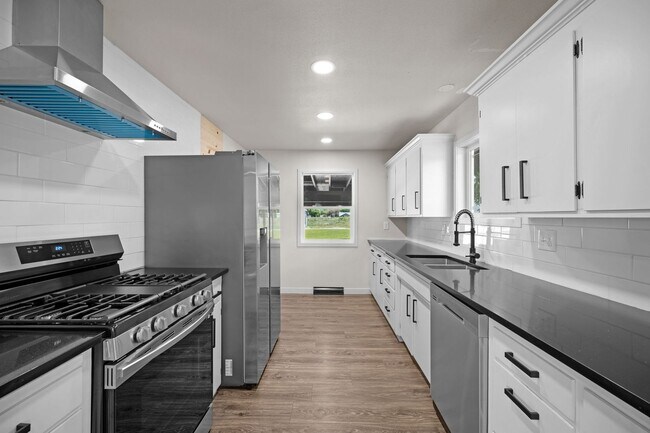 Building Photo - Gorgeous North Side Home With Shop!