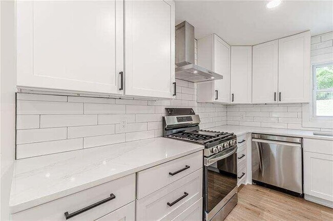 Building Photo - 525 Rosemont Dr