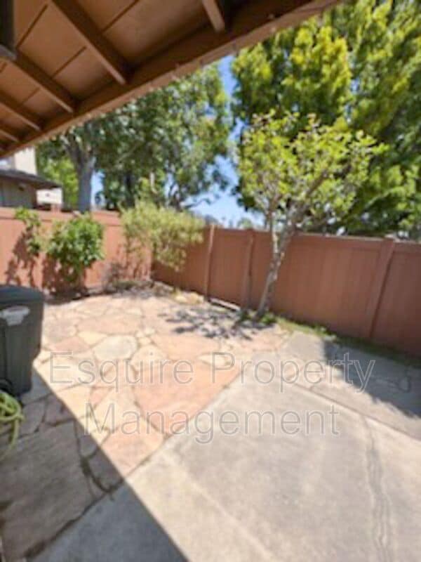 Building Photo - 646 Orwell Ln