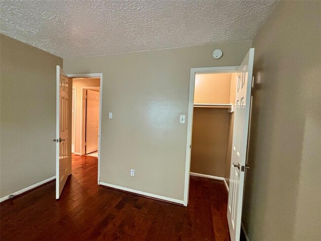 Building Photo - 12702 Meadway Ct
