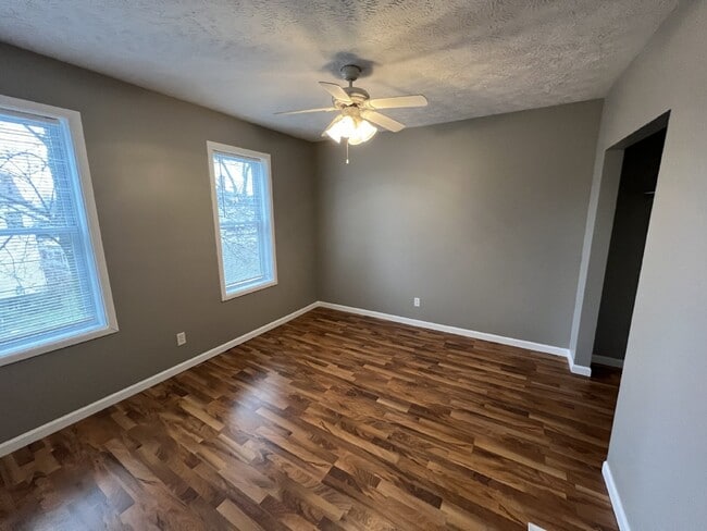 Building Photo - West Side 3BR Townhouse Style