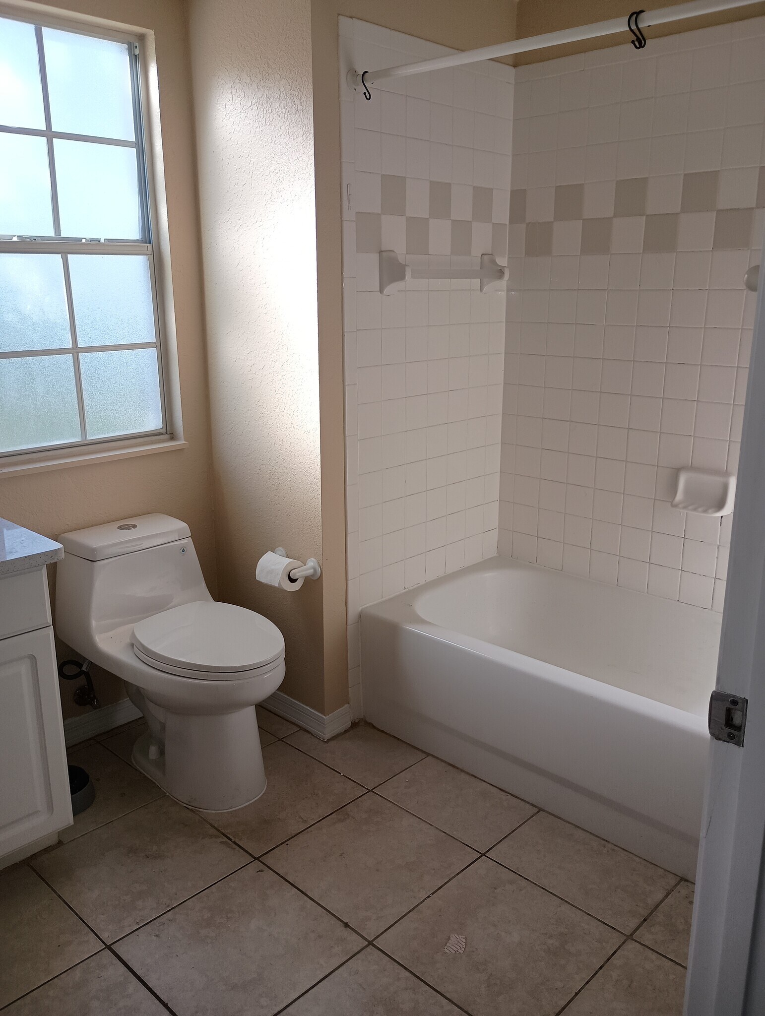 Hall Bath 2 - 402 S Armenia Ave