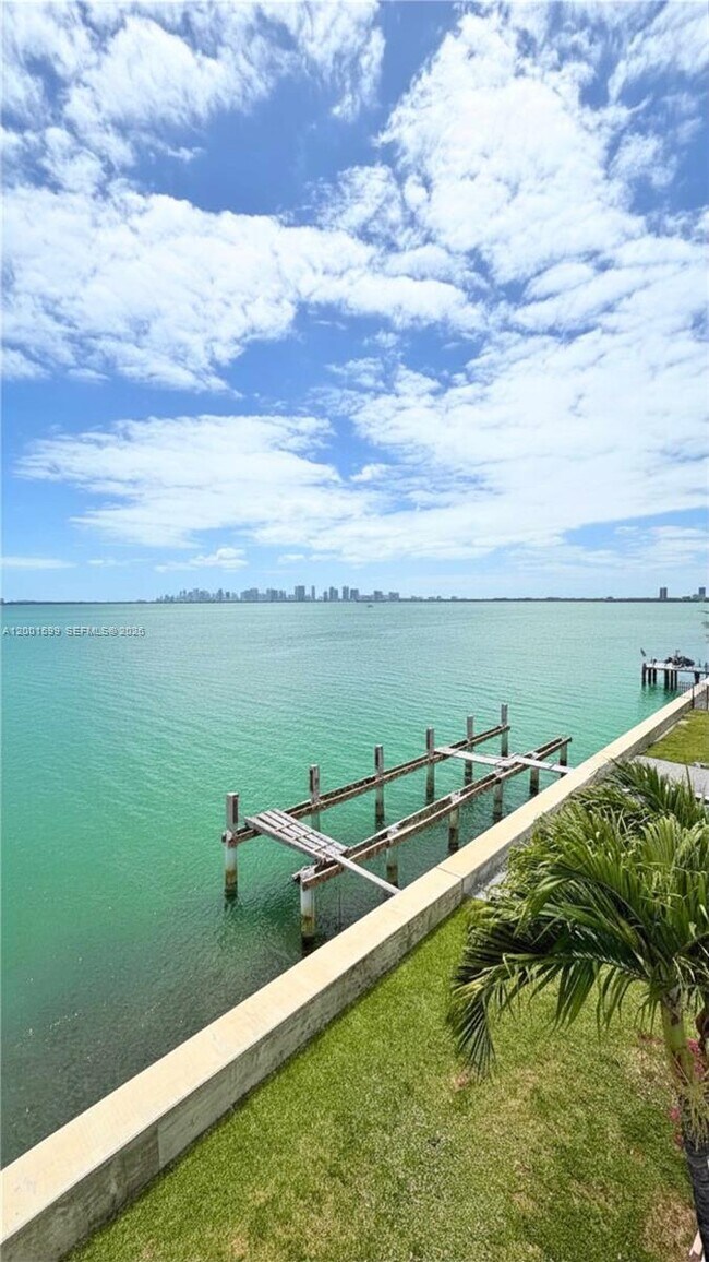 Building Photo - 1880 S Treasure Dr