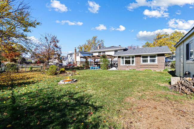 Building Photo - 2430 S Shag Bark Trail