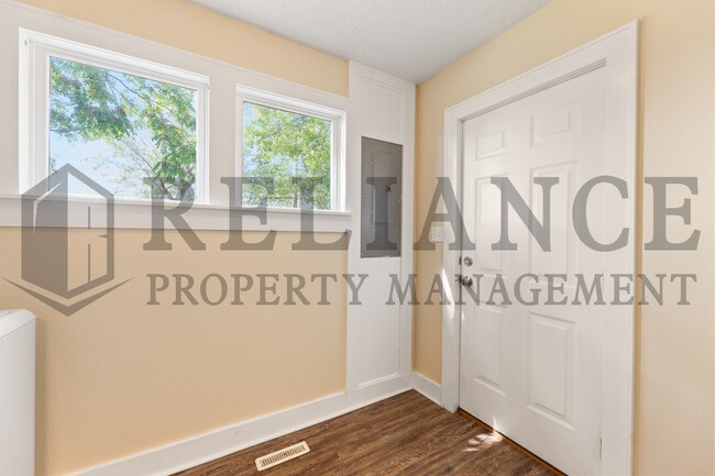 Building Photo - 221 N Walnut St