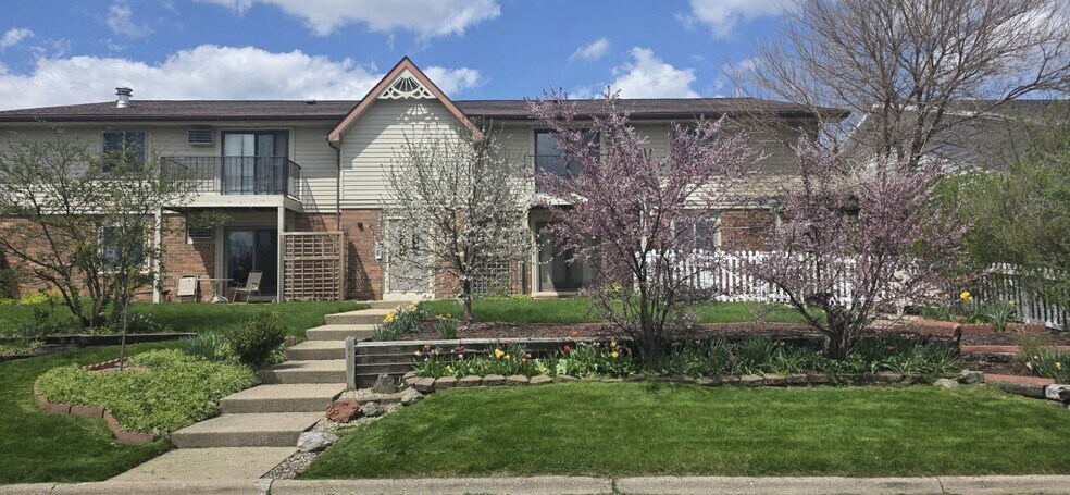 Building Photo - 5586 Guilford Rd