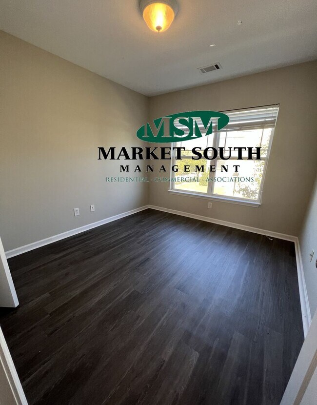 Building Photo - UPDATED RICE HOPE TOWNHOME