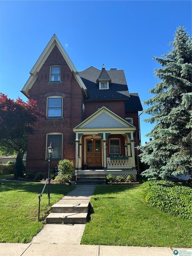 Building Photo - 210 E Goepp St