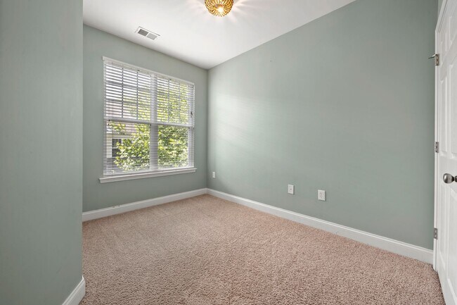 Building Photo - Fantastic Three Bedroom Townhouse in Charlotte