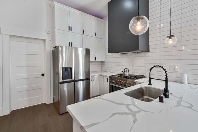 Building Photo - Fully Updated 2BR/2BA Victorian with Priva...