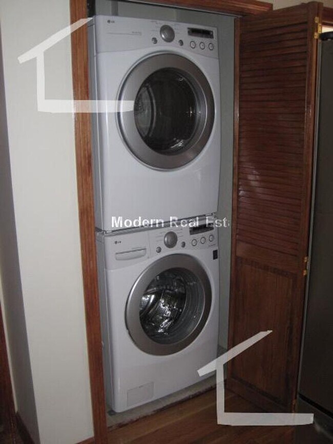 Building Photo - 4 Bedroom