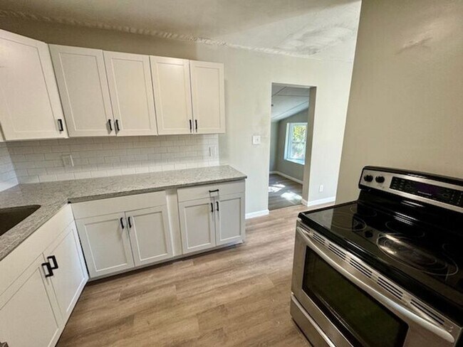 Building Photo - MOVE IN SPECIAL