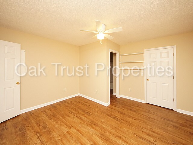 Building Photo - 733 Fort Johnson Rd