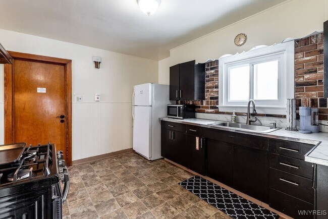 Building Photo - 38 Alexander Ave