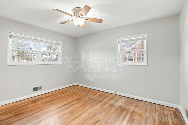 Building Photo - 3107 Valley Ln