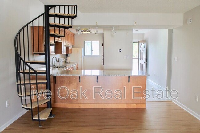 Building Photo - 3200 Lynnhaven Dr