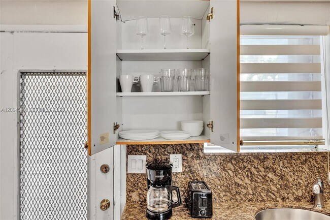 Building Photo - 10000 E Bay Harbor Dr