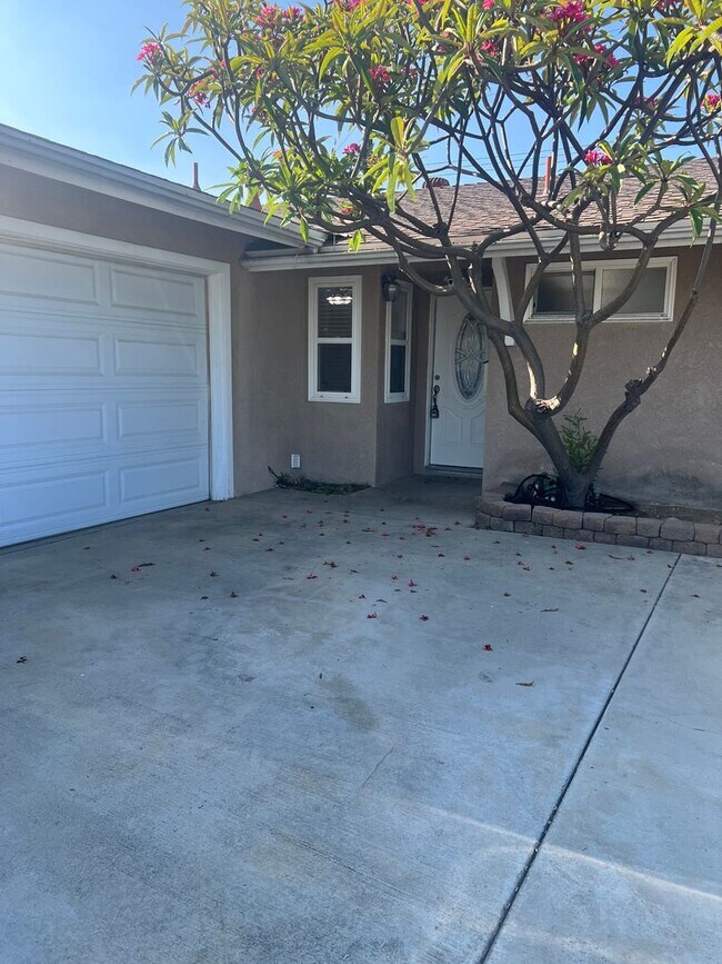 Building Photo - Welcome to the East Whittier 3 Bedroom House.