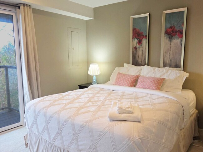 Building Photo - 4091 Hillcrest Ave SW