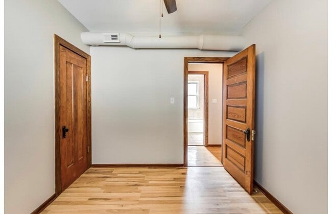 Building Photo - 4988 N Elston Ave