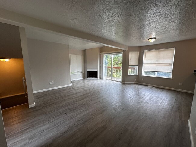 Building Photo - *COMING SOON* 3 Bedroom 3 Bath House