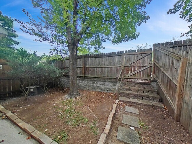 Building Photo - $350 Off Rent!!!! Beautiful Townhome, Fenc...