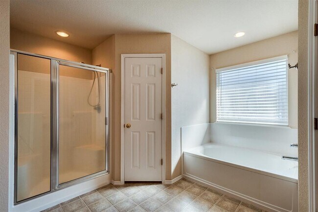 Building Photo - 706 Lakeview Dr