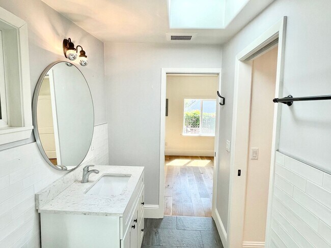 Building Photo - Remodeled Off Street Cottage 2BR/1BA Priva...