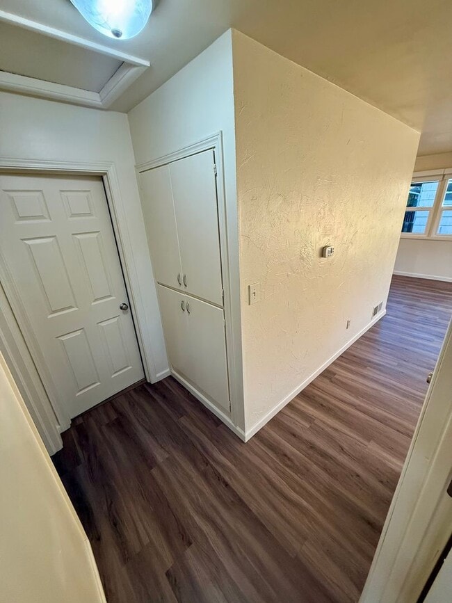 Building Photo - 3 Bedroom, 2 Bathroom WITH a Move in Special!