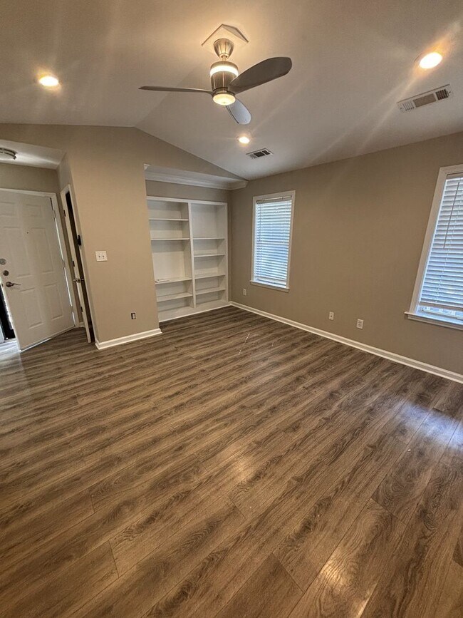 Building Photo - Ground floor 2 bed condo with no neighbors above or below