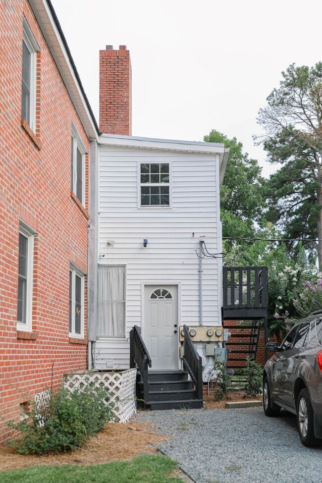 Building Photo - 1109 N Chestnut St