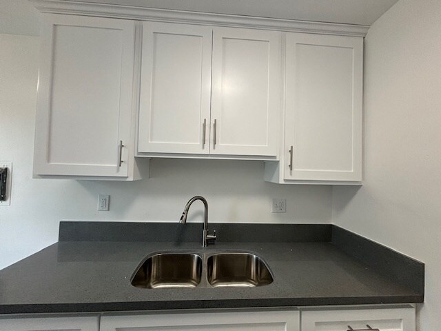 Building Photo - 851 W 95th St
