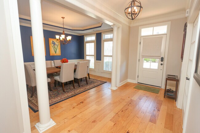 Building Photo - 504 Village Walk Ln