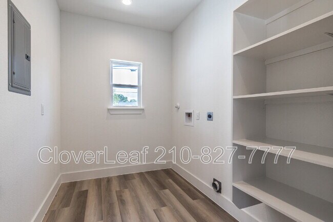 Building Photo - 1934 Lamar St