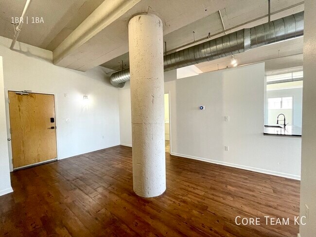 Building Photo - 320 W 7th St