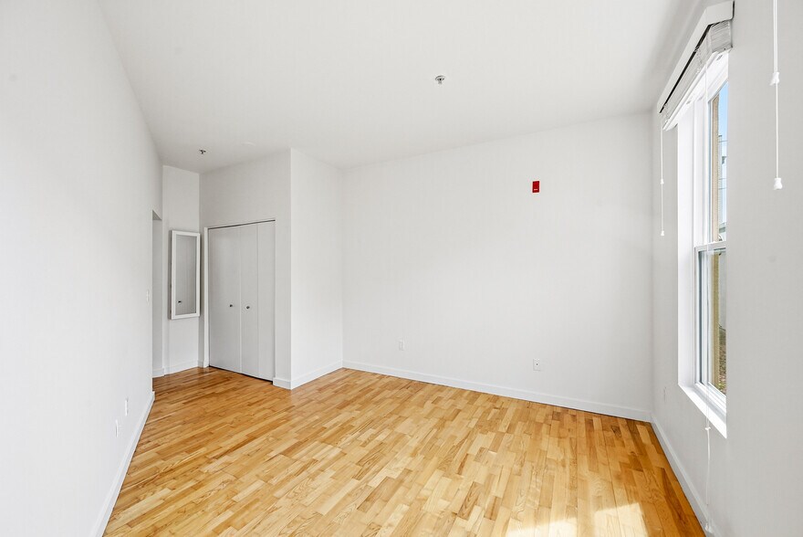 Building Photo - 2422 Tremont Pl