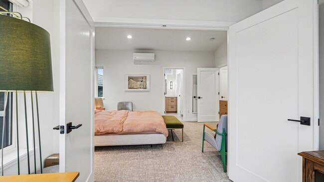 Building Photo - 3Bd/2.25Ba Seattle Townhouse