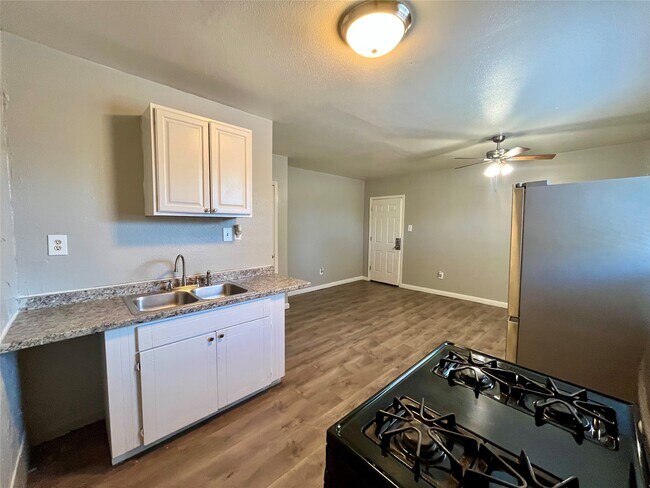 Building Photo - 2705 Lorraine St