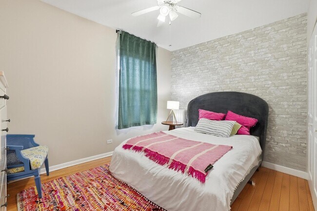 Building Photo - 7657 N Greenview Ave