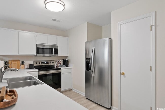 Building Photo - 1204 River Oaks Dr