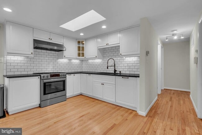 Building Photo - 8856 Youngsea Pl