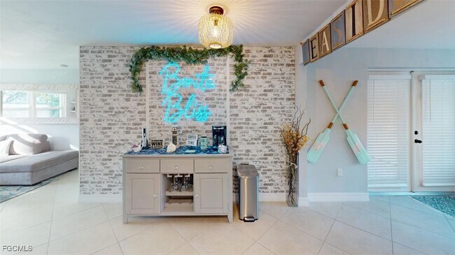 Building Photo - 560 E Valley Dr