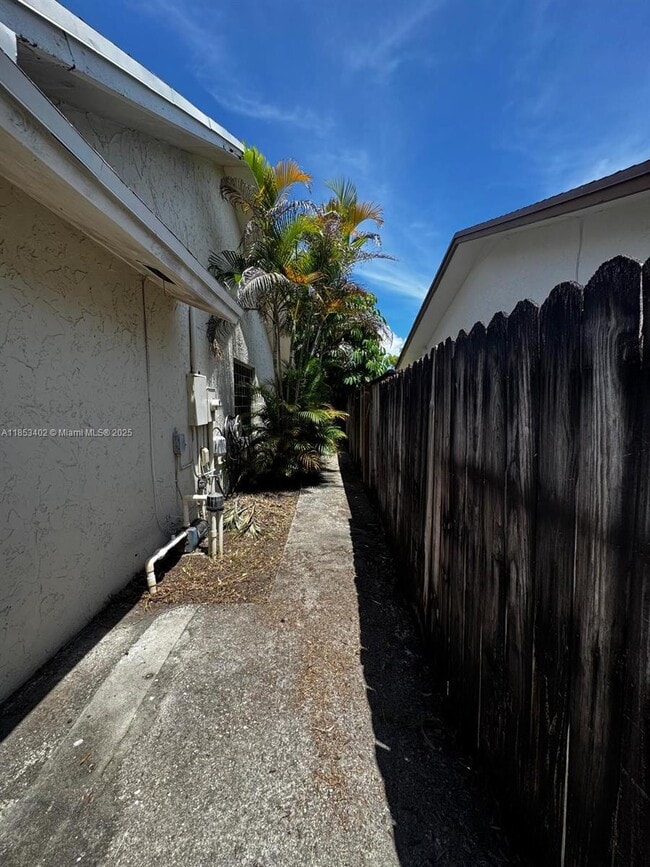 Building Photo - 20605 NE 9th Ct