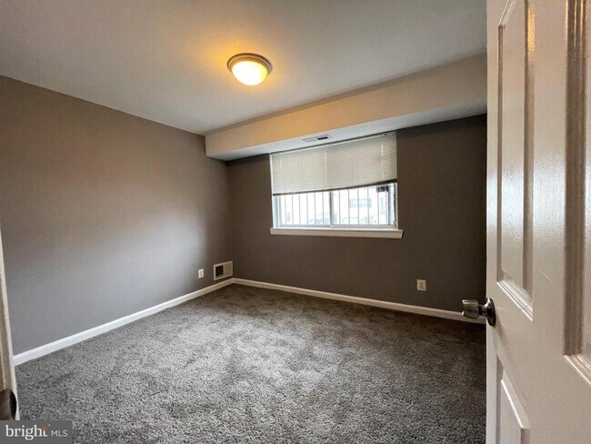 Building Photo - 2512 Markham Ln