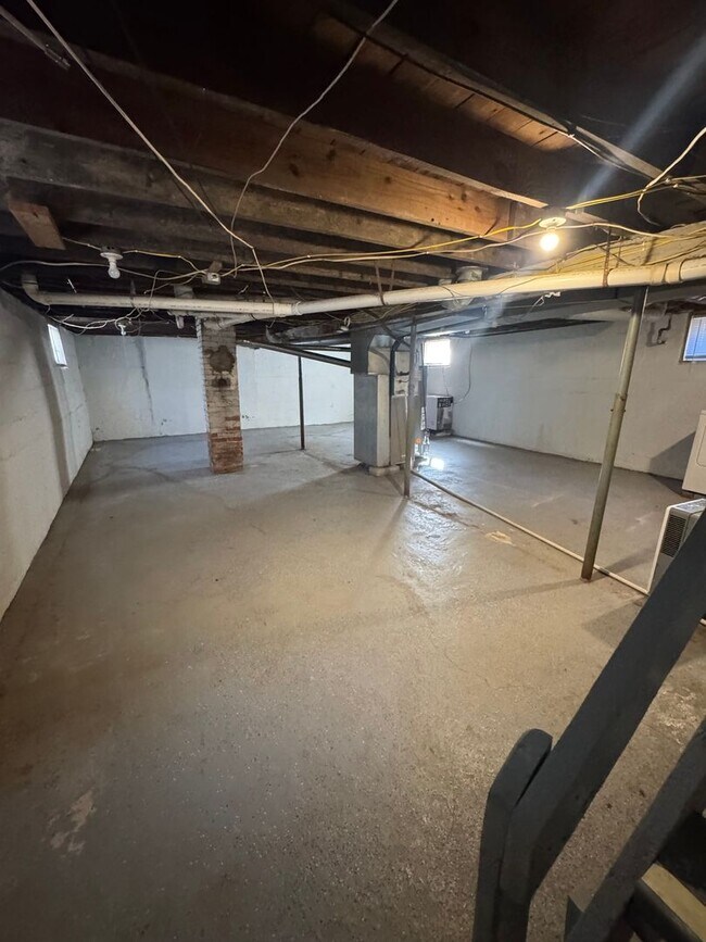 Building Photo - 2 Bedroom House Available NOW