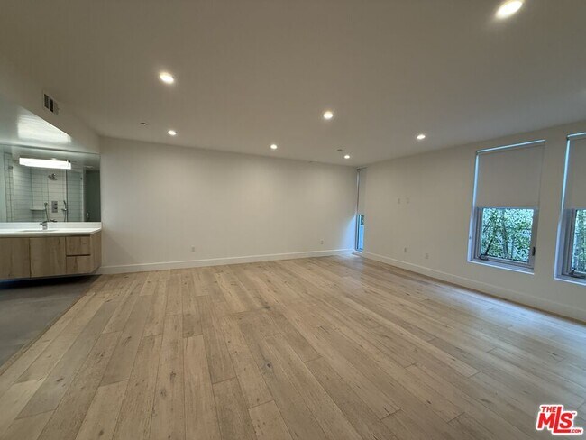 Building Photo - 8210 Fountain Ave