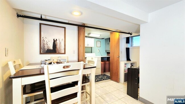 Building Photo - 11 Banta Ave