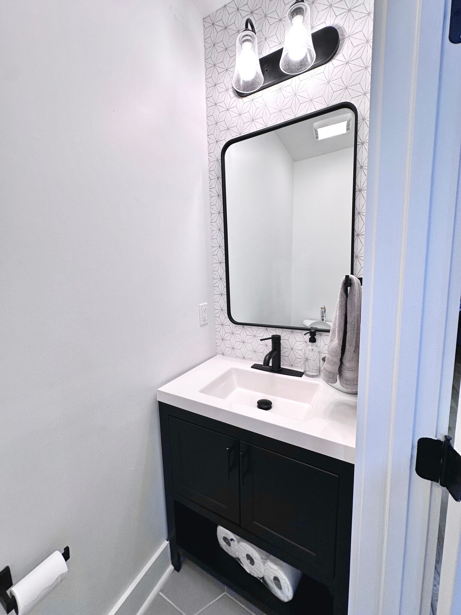 Half Bath - main floor - 1427 Parkwood Pl NW