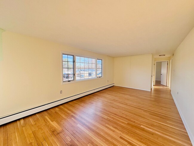 Building Photo - Spacious, sun-filled living with a backyar...